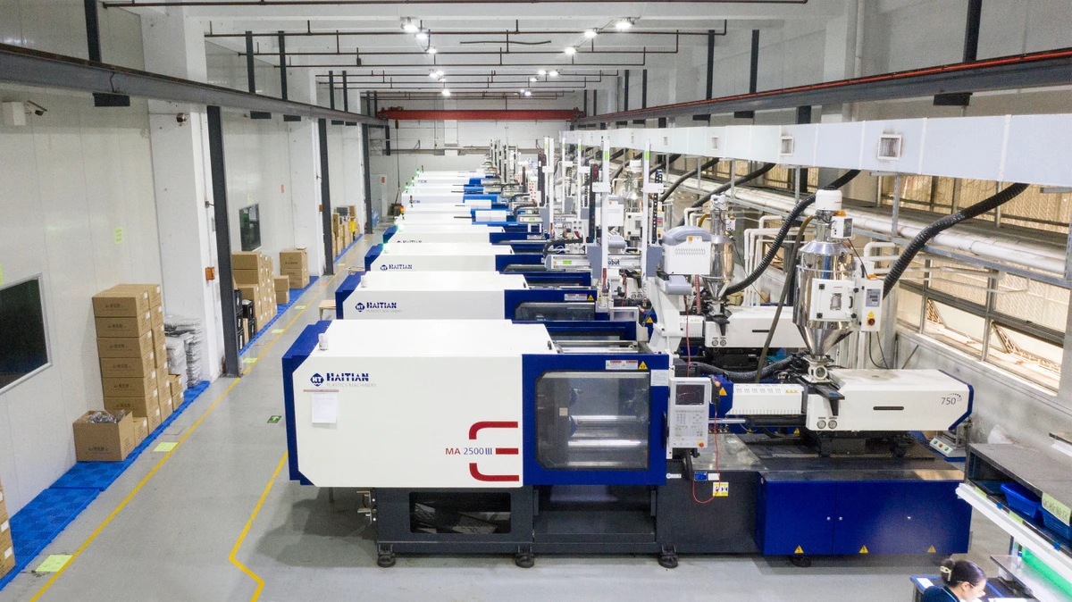 Injection molding production workshop